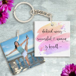 Typografie voor succesvolle Woman roze Waterverf<br><div class="desc">"Achter elke succesvolle vrouw zit zichzelf." Dus wie heeft Prince Charming nodig? Maak je eigen "happily ever after" en omarm "girl power" wanneer je deze stijlvolle, kleurrijke inspirerend feministische acryl sleutelhanger gebruikt met lieve zwarte handgeschreven scripttypografie die een geel, perzik, roze en paarse ombre waterverf splash en je speciale foto...</div>