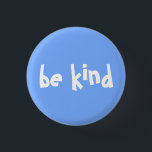 Typografie 'Wees aardig' blauw witte tekst Ronde Button 3,2 Cm<br><div class="desc">Een eenvoudige lichtblauwe achtergrond met de zin “wees aardig” in witte letters. Dit minimalistische,  opbeurende kunstwerk focust op een rustige kleur en een duidelijk positieve boodschap. Tekst kan worden gepersonaliseerd.</div>
