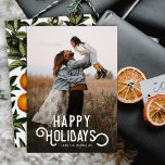 Typografie Winter Sinaasappels Foto Feestdagenkaart<br><div class="desc">Deze prachtige feestelijke fotokaart is voorzien van een , gestileerde typografie, "Prettige feestdagen." De achterkant van de kaart is voorzien van een ontwerp van winterse sinaasappels en bloesems. Er is een donkere bekleding van de gradiëntfoto op de voorzijde van de kaart, die de witte tekst toestaat om tegen uw foto...</div>