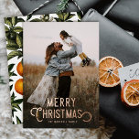 Typografie Winter Sinaasappels Foto Kerstmis Folie Feestdagenkaart<br><div class="desc">Deze prachtige feestelijke fotokaart is voorzien van een , gestileerde typografie, "Vrolijk kerstfeest" in echte folie. De achterkant van de kaart is voorzien van een ontwerp van winterse sinaasappels en bloesems. Er is een donkere bekleding van de gradiëntfoto op de voorzijde van de kaart, die de tekst toestaat om tegen...</div>