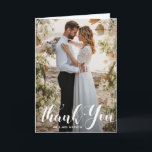 typografie witte bruiloft dank je kaart<br><div class="desc">elegant ontwerp met foto van het bruid- en groom- en witte typografische script. De tekst,  de kleuren en de foto kunnen worden gepersonaliseerd.</div>