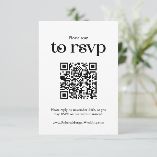 Typografie Witte QR code Bruiloft RSVP Kaartje (Staand voorkant)