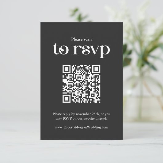 Typografie Zwart QR code Bruiloft RSVP Kaartje (Staand voorkant)