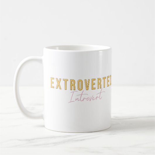 Typografische kunst met geëxtrapoleerde introverte koffiemok (Links)