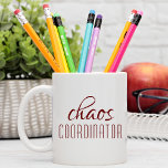Typografische tekst van Chaos Coordinator Koffiemok<br><div class="desc">Een simpel ontwerp van "chaocoördinator" in een leuke bogundische typografische tekst. Ideaal voor die drukke moeder,  vader,  coach,  leraar,  sportteammanager of werkbaas #coffeemugs #mokken #coffeelove #coffeelove #coffeelover #gift #gifts #giftsforher #meisjesbaas #mombaas #momlife #dadlife #coach</div>