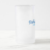 Typografische tekst vrij rond zwemmen matglas bierpul (Center)