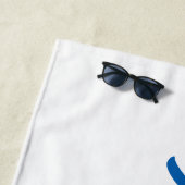 Typografische tekst vrij rond zwemmen strandlaken (In situ)