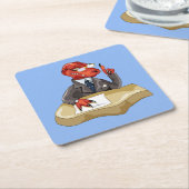 Tyrannosaurus rex baas zit aan een bureau. 2 kartonnen onderzetters (Schuin)