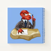 Tyrannosaurus rex baas zit aan een bureau. 2 notitieboek (Achterkant)