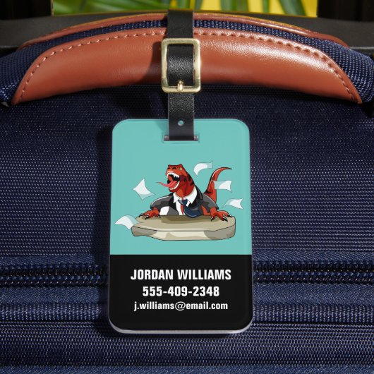 Tyrannosaurus rex baas zit aan een bureau. bagagelabel (Voorkant Insitu 2)