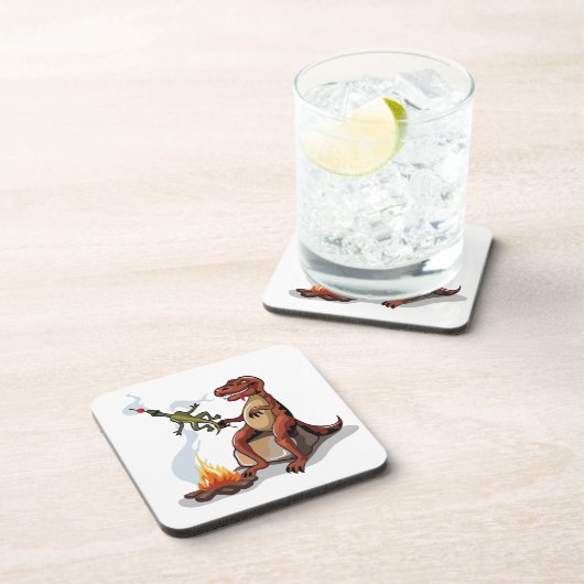 Tyrannosaurus rex koken voedsel boven een kampvuur bier onderzetter (Rechterzijde)