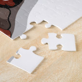 Tyrannosaurus rex koken voedsel boven een kampvuur legpuzzel (Zijkant)