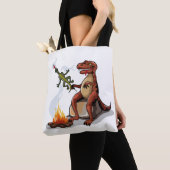 Tyrannosaurus rex koken voedsel boven een kampvuur tote bag (Dichtbij)