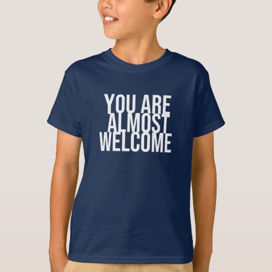 U bent bijna welkom T-Shirt (Voorkant)