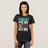 U bent meer dan een testscore-leraar testdag t-shirt (Voorkant volledig)