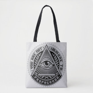 U bent niet immuun voor propaganda tote bag