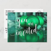 U bent uitgenodigd kerstfeest, groene glazen balle uitnodiging briefkaart (Voorkant / Achterkant)