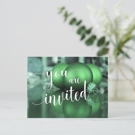 U bent uitgenodigd kerstfeest, groene glazen balle uitnodiging briefkaart (Staand voorkant)