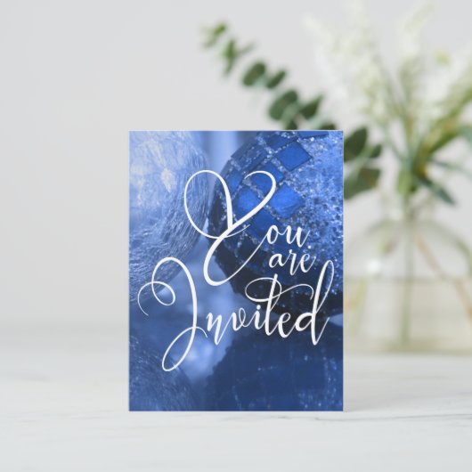 U bent uitgenodigd op een feestdag, Blue Glass Bal Uitnodiging Briefkaart (Staand voorkant)