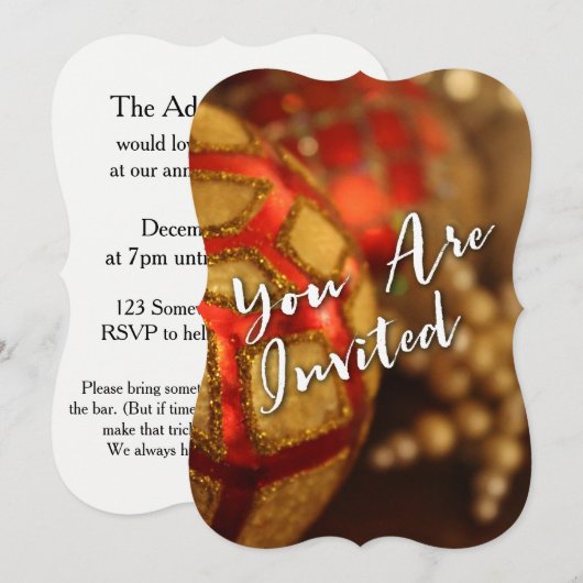 "U bent uitgenodigd" Typografie met rode en gouden Kaart (Voorkant / Achterkant)