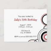 U bent uitgenodigd - Zwarte & Rode Cirkels Uitnodiging Briefkaart (Achterkant)