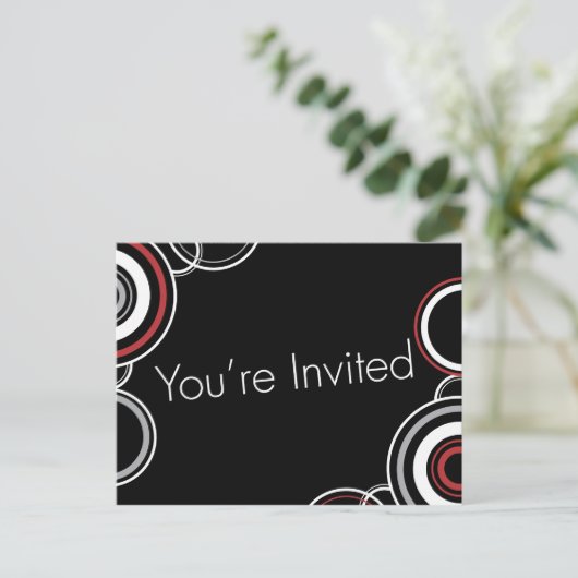 U bent uitgenodigd - Zwarte & Rode Cirkels Uitnodiging Briefkaart (Staand voorkant)