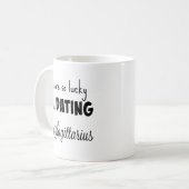 U bent zo gelukkig om een Boogschutter te dateren Koffiemok (Voorkant links)