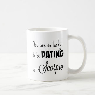 U bent zo gelukkig om een Schorpioen te dateren Koffiemok