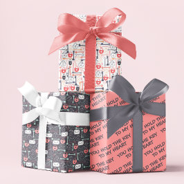 U houdt de sleutel aan mijn hartwandelende papierb inpakpapier vel