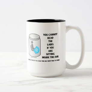 U kunt niet het etiket lezen dat in de Humor van d Tweekleurige Koffiemok