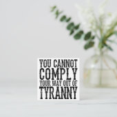 U KUNT UW MANIER NIET UIT TYRANNY T-Shi VOLGEN Vierkante Visitekaartje (Staand voorkant)