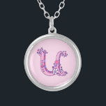 U monogram decoratieve letter ketting<br><div class="desc">letter U monogram hanger. Whimsical letter tekening van de hoofdletter initiaal letter U ideaal voor het geven van meisjes met een naam die begint met een U. Achtergrondkleur kan worden veranderd indien nodig,  momenteel lichtroze. © Originele tekening en ontwerp door Sarah Trett www.sarahtrett.com voor www.mylittleeden.com</div>