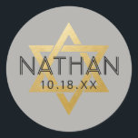 U PICK COLOR Bat Bar Mitzvah Star van David Name Ronde Sticker<br><div class="desc">Elegant moderne klassieke bar mitzvah stickers met de aangepaste naam date and gold Star van David. Deze bar mitzvah gunt markeringsstickers zijn stijlvolle en klastige envelopzegels, of op de bar van het ZUIVER en de vleermuis mitzvah partij decor projecten. ・ ・ ・ Klik VERDER AANPASSEN om achtergrond en tekstkleur, doopvont...</div>