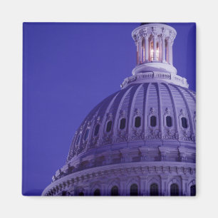 U.S Capitol bij schemering met licht in koepel aan Magneet
