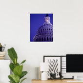 U.S. Capitol bij zonsondergang met licht in koepel Poster (Thuiskantoor)