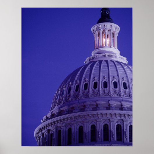 U.S. Capitol bij zonsondergang met licht in koepel Poster (Voorkant)
