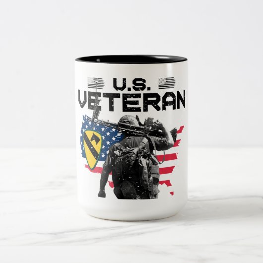 U.S. VETERAN - The First Team Mug Tweekleurige Koffiemok (Center)