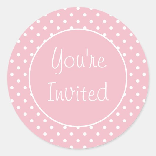 U wordt uitgenodigd het Bleke Roze Polka Dot Envel Ronde Sticker (Voorkant)