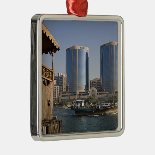 UAE, Dubai, Dubai Creek. Dhow cruises channel Metalen Ornament (Rechts)