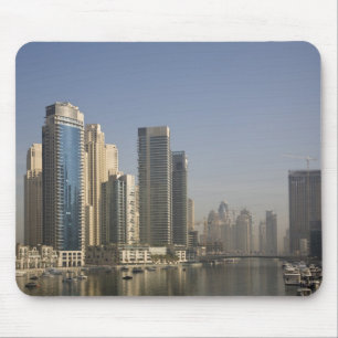 UAE, Dubai. Marina torens met boten voor anker. Muismat
