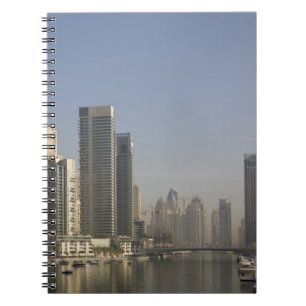 UAE, Dubai. Marina torens met boten voor anker. Notitieboek