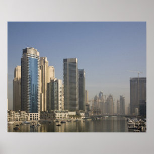 UAE, Dubai. Marina torens met boten voor anker. Poster