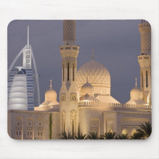 UAE, Dubai. 's Avonds moskee met Burj al Arab Muismat (Voorkant)