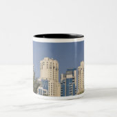 UAE, Dubai. Towers van de inwoner van Jumeirah Bea Tweekleurige Koffiemok (Center)