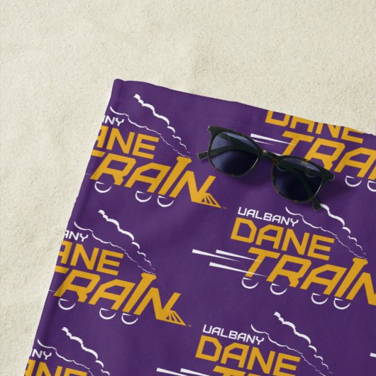 UAlbany Dane Train Logo Strandlaken (In situ)