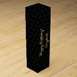 Uber Cool Black Triangles Aangepaste verjaardag Wijn<br><div class="desc">Creëer uw eigen aangepaste, gepersonaliseerde, stijlvolle, elegante, elegante faux goudtypografie / script, uber coole, stijlvolle zwarte en grijze driehoeken patroon, verjaardagswijn / champagne cadeaudoos, met uw gepersonaliseerde verjaardagwensen aan de voorzijde en uw aangepaste notitie / boodschap aan de achterzijde. Gemaakt met stevige 24 pt. Deze wijndoos kan de meeste 1,...</div>