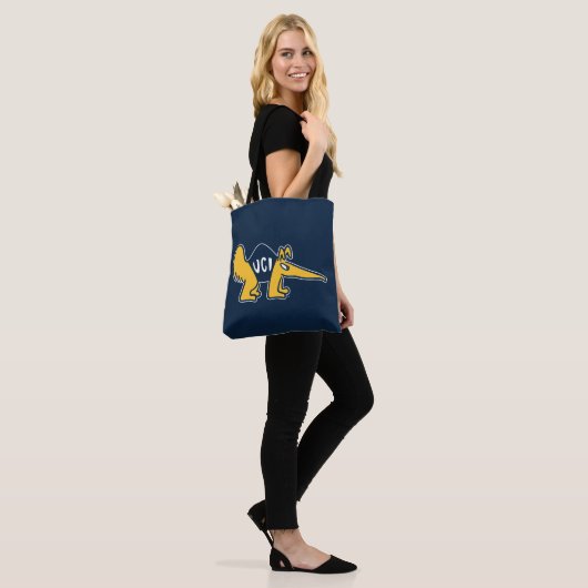 UC Irvine | UCI-voorverwarmers Tote Bag (Op model)