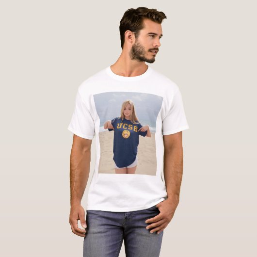 UCSB Surfer Meisje. UC Santa Barbara T-shirt (Voorkant volledig)