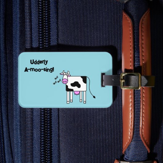 Udderly A-moo-sing Singing Koe Pun Cartoon Design Bagagelabel (Voorkant Insitu 4)