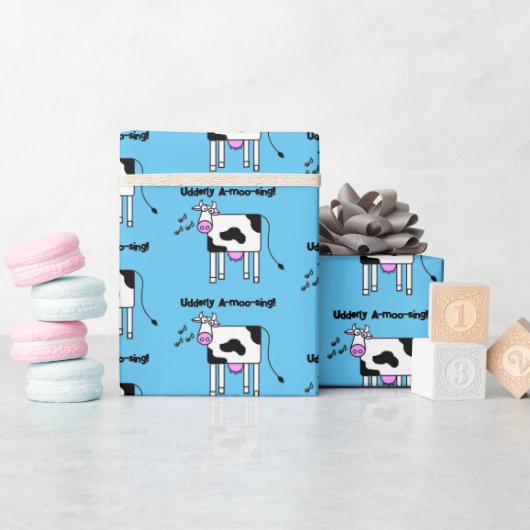 Udderly A-moo-sing Singing Koe Pun Cartoon Design Cadeaupapier (Baby Shower)